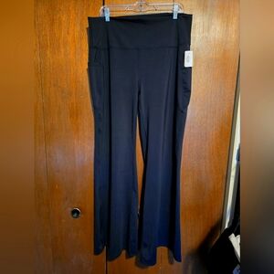 Zenana Black Curvy flared leggings with pockets 3X